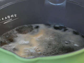 8、牛肉干贝鸡蛋豆腐羹,沸水中焯1分钟。