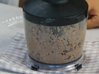 9、牛肉干贝鸡蛋豆腐羹,将牛肉放入料理机，加少许水打成牛肉泥。
