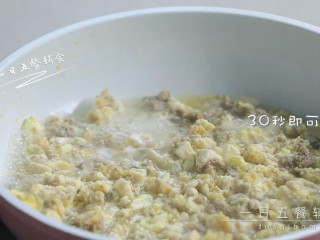 10、牛肉干贝鸡蛋豆腐羹,将鸡蛋打散，淋入搅匀，30秒即可出锅。