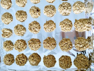 8、低糖无油燕麦饼干,弄出自己想要的形状，摆在烤盘上