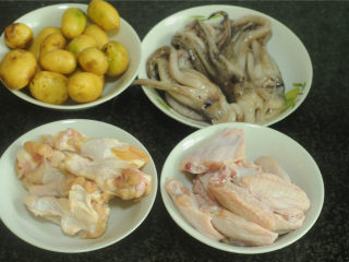 2、烤土豆鸡翅,所有的食材清洗干净