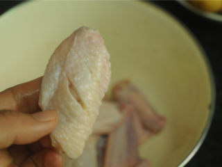 3、烤土豆鸡翅,鸡翅清洗干净后用刀子在背部划两道口子