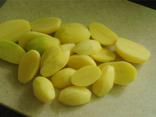 6、烤土豆鸡翅,小土豆去皮 后切成两半