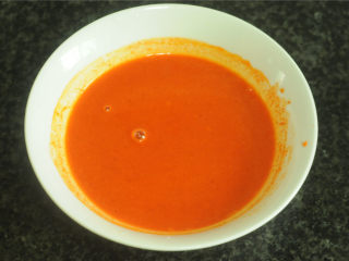 7、烤土豆鸡翅,奥尔良烤肉料放入碗里，按照说明加入适量水，配制好