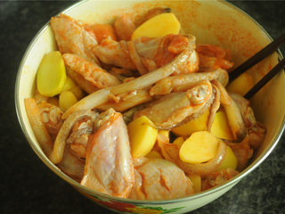 9、烤土豆鸡翅,加入小土豆，拌匀，拌匀后腌制半个小时以上