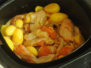 10、烤土豆鸡翅,将腌制好的食材倒入空气炸锅的炸篮里，平铺正确