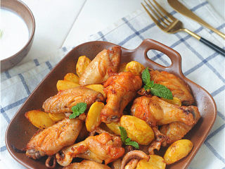 12、烤土豆鸡翅,看着食材上色金黄即可出锅