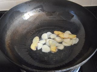 7、麻辣小龙虾,炒锅内放入适量的花生油，爆香蒜米和姜片