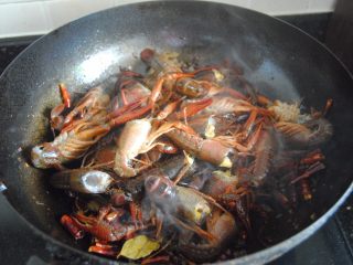 11、麻辣小龙虾,倒入小龙虾，不断翻炒