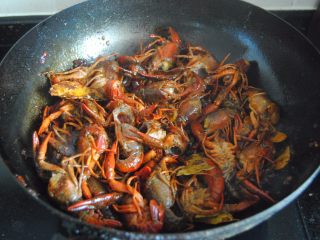 12、麻辣小龙虾,稍变红色后加入料酒翻炒