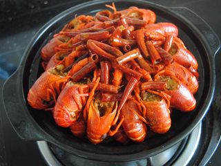 15、麻辣小龙虾,捞出盖在土豆片上，倒入汁，焖煮五分钟即可