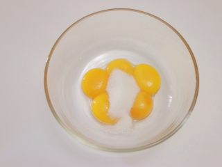 3、可可戚风蛋糕,开始制作蛋黄糊，蛋黄中加入20g细砂糖