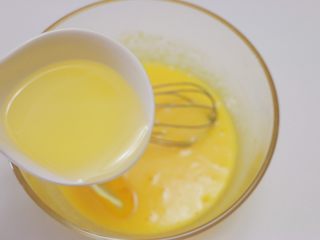 5、可可戚风蛋糕,加入玉米油，充分搅拌均匀