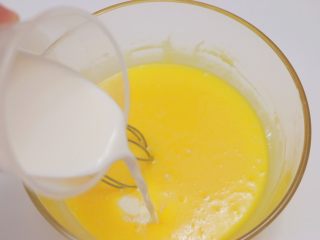 6、可可戚风蛋糕,加入牛奶，拌匀