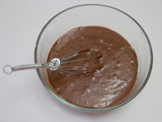 8、可可戚风蛋糕,拌匀至看不到干粉的状态即可（不要过度搅拌，以免面粉起筋），蛋黄糊就做好了