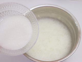 9、可可戚风蛋糕,从冰箱取出蛋白，开始打发，60g细砂糖分3次加入打发的蛋白中，第一次为打发至出现鱼眼泡时，加入1/3细砂糖