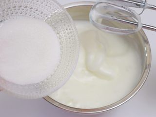 10、可可戚风蛋糕,第二次为打发至蛋白出现细腻的泡沫状时，加入1/3细砂糖