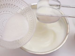 11、可可戚风蛋糕,第三次为打发至蛋白出现明显纹路时，加入剩余的1/3细砂糖