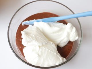 13、可可戚风蛋糕,取1/3蛋白霜加入蛋黄糊的盆中，翻拌均匀