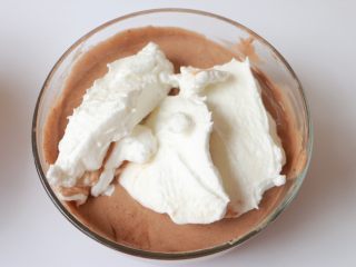 14、可可戚风蛋糕,再取1/3蛋白霜加入蛋黄糊的盆中，翻拌均匀