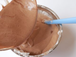 15、可可戚风蛋糕,将蛋黄糊倒入剩余的1/3蛋白霜的盆中