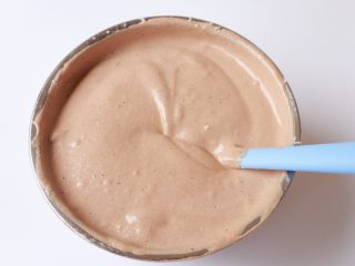 16、可可戚风蛋糕,将面糊彻底快速翻拌均匀