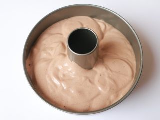 17、可可戚风蛋糕,拌好的面糊倒入中空模具中，装至七分满