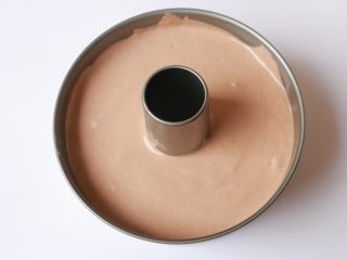 18、可可戚风蛋糕,将面糊表面稍稍抹平，然后提起模具在桌上轻嗑几下，震出气泡