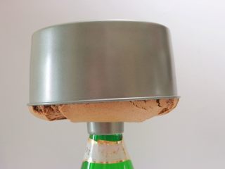 21、可可戚风蛋糕,烤好后出炉取出模具，在桌上轻嗑几下，迅速倒扣放凉