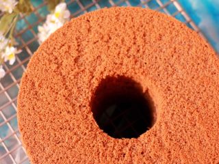 23、可可戚风蛋糕,脱模成品，轻轻抖掉表面碎渣，会更好看