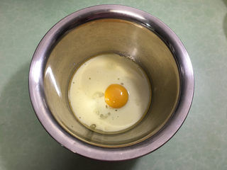 1、6寸原味戚风蛋糕, 将玉米油，牛奶，10克细砂糖和一个蛋黄放盆中。