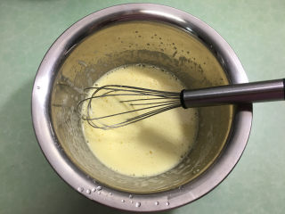 2、6寸原味戚风蛋糕,用打蛋器搅打均匀，表面没有油星。