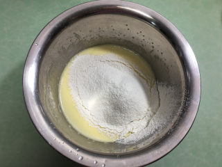 3、6寸原味戚风蛋糕,筛入低筋面粉。