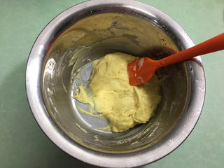 4、6寸原味戚风蛋糕,用切拌的方法把面粉切拌至没有干粉。