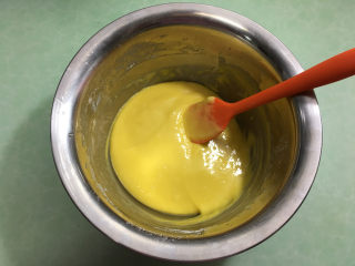 6、6寸原味戚风蛋糕,这是蛋黄都加完后蛋黄糊的状态。