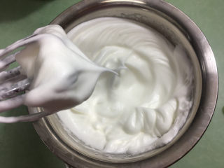 7、6寸原味戚风蛋糕,蛋白分三次加入细砂糖打发至打蛋器提起蛋白呈小弯勾状。