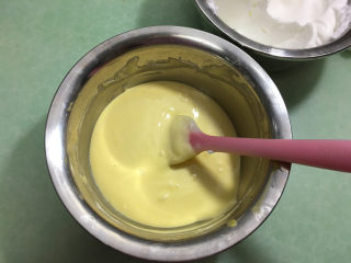 9、6寸原味戚风蛋糕,用J型的翻拌手法翻拌均匀。