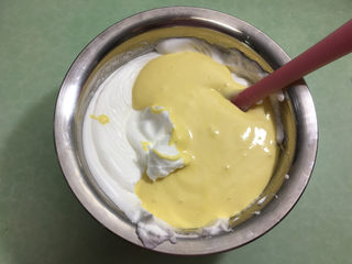 10、6寸原味戚风蛋糕,将混合好的蛋糕糊倒入剩下的蛋白盆中。