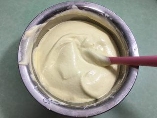 11、6寸原味戚风蛋糕,同样使用J型翻拌手法混合均匀。