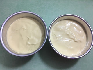 12、6寸原味戚风蛋糕,将混合好的蛋糕糊分装到两个6寸的蛋糕模具中，表面抹平。