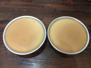 14、6寸原味戚风蛋糕,蛋糕烤好后震模排出气体。