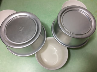 15、6寸原味戚风蛋糕,倒扣在碗上晾凉。