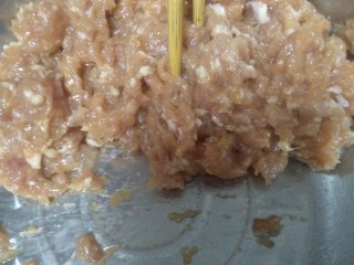 5、馄饨方便好吃,大人小朋友都喜欢。,加花生油,顺时针搅拌好