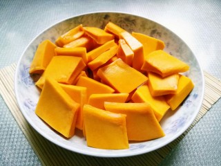 1、毛毛虫南瓜面包,南瓜洗净切片