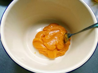 4、毛毛虫南瓜面包,南瓜泥放入面盆中