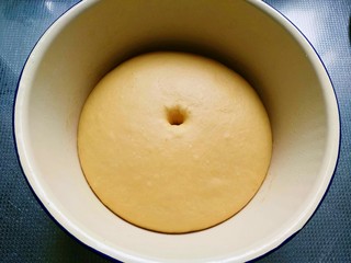 10、毛毛虫南瓜面包,发酵至两倍大，用手指在面团中间戳一下，不回弹不回缩面就发好了