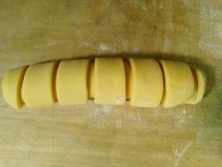 17、毛毛虫南瓜面包,卷好的毛毛虫面包胚