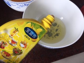 1、奶黄千层果味奶油蛋糕,蛋黄蛋白分离后在蛋白中滴入几滴柠檬汁,用打蛋器打至蛋白霜起鱼眼