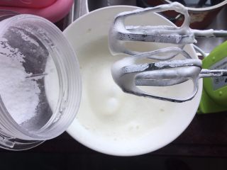 2、奶黄千层果味奶油蛋糕,然后倒入1/2糖粉打发至细腻