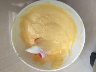 5、奶黄千层果味奶油蛋糕,取1/2蛋白霜到蛋黄糊中划拌均匀